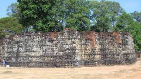 Preah Ponlea Sdach Komlong (Terrace Of The Leper King)
